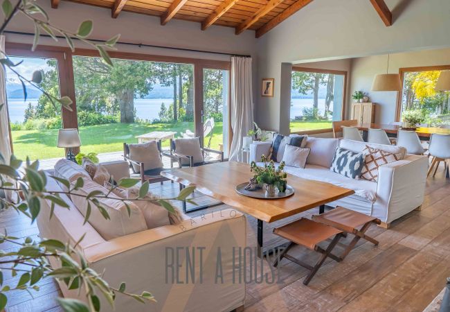 Casa en San Carlos de Bariloche - PENI04C Nueva y moderna casa de 280 mts2, ubicada sobre el lago Nahuel Huapi con excelente vista al lago y la montaña.
