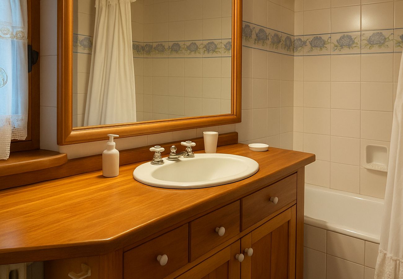 Casa en San Carlos de Bariloche - HUAPI17 Espectacular casa con amplio jardín y costa con muelle sobre el Lago Nahuel Huapi