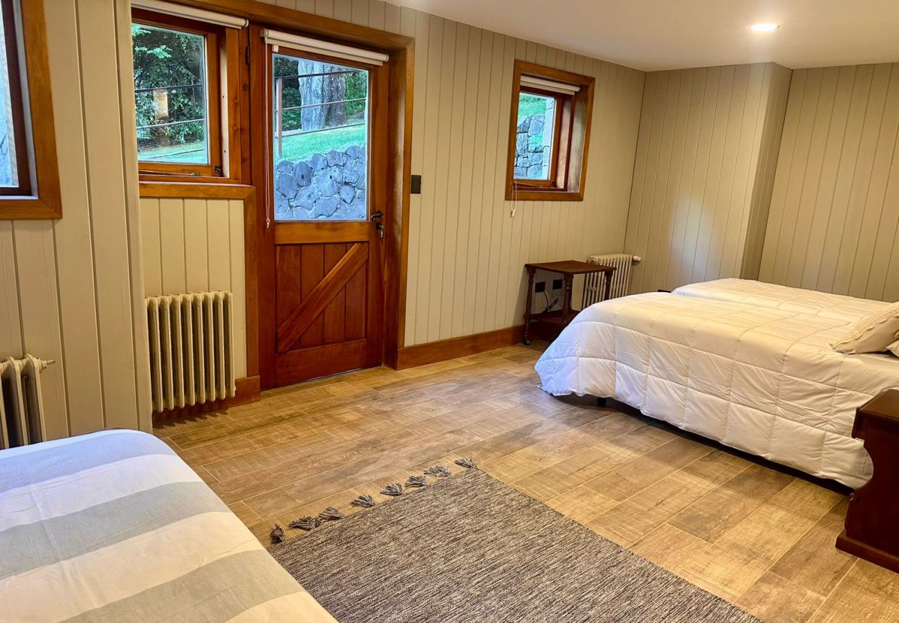 Casa en San Carlos de Bariloche - HUAPI17 Espectacular casa con amplio jardín y costa con muelle sobre el Lago Nahuel Huapi