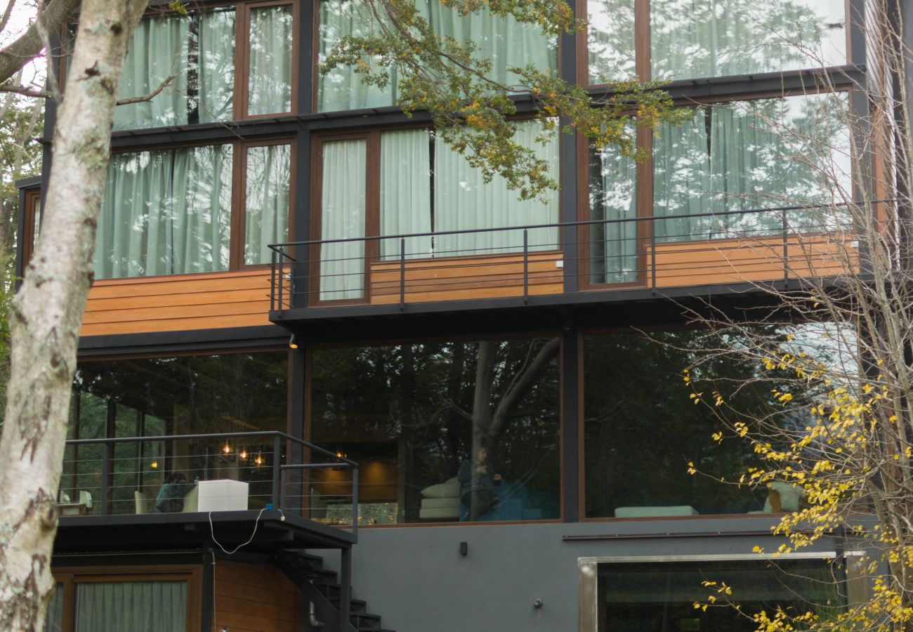 Casa en San Carlos de Bariloche - MORE25 Espectacular casa moderna, con costa de lago y pileta climatizada