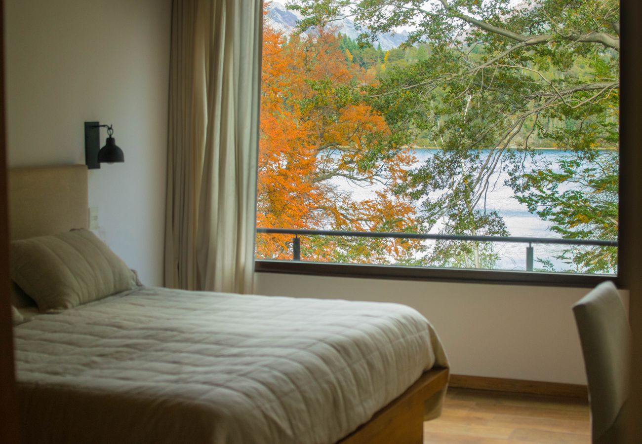 Casa en San Carlos de Bariloche - MORE25 Espectacular casa moderna, con costa de lago y pileta climatizada