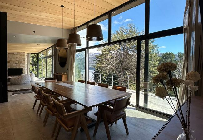 Casa en San Carlos de Bariloche - ARE22 Casa moderna en Arelaunquen Golf con vista increíble al Lago Gutierrez.  Zona Rinconada. 