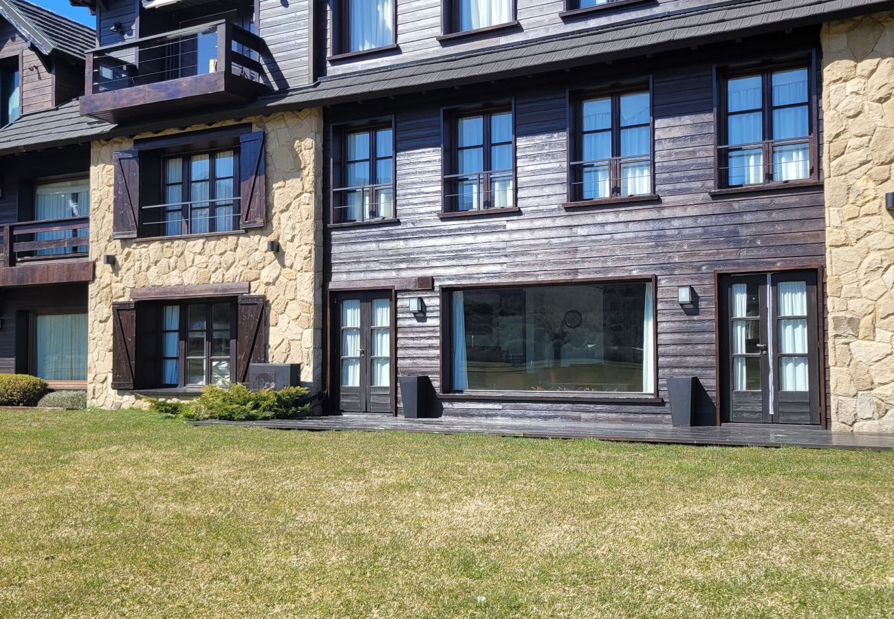 Apartamento en San Carlos de Bariloche - ARE10 - CÁLIDO Y CÓMODO DEPARTAMENTO CON VISTA A LA MONTAÑA Y SALIDA DIRECTA AL CAMPO DE POLO