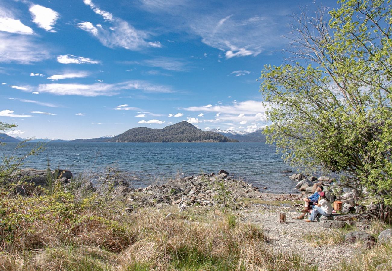 Casa en San Carlos de Bariloche - HUAPI32C Cálida casa con gran jardín en la costa del Lago Nahuel Huapi.