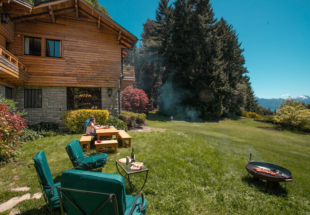 Casa en San Carlos de Bariloche - HUAPI32C Cálida casa con gran jardín en la costa del Lago Nahuel Huapi.