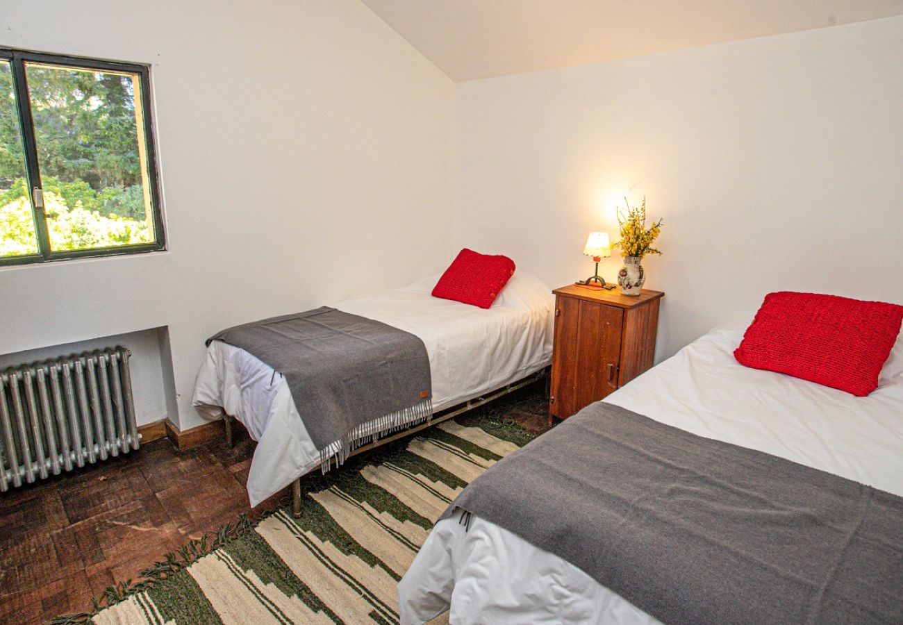 Casa en San Carlos de Bariloche - HUAPI32C Cálida casa con gran jardín en la costa del Lago Nahuel Huapi.