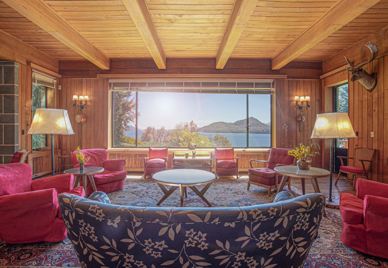 Casa en San Carlos de Bariloche - HUAPI32C Cálida casa con gran jardín en la costa del Lago Nahuel Huapi.