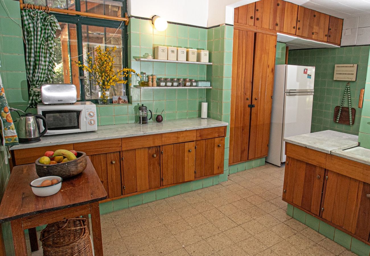 Casa en San Carlos de Bariloche - HUAPI32C Cálida casa con gran jardín en la costa del Lago Nahuel Huapi.