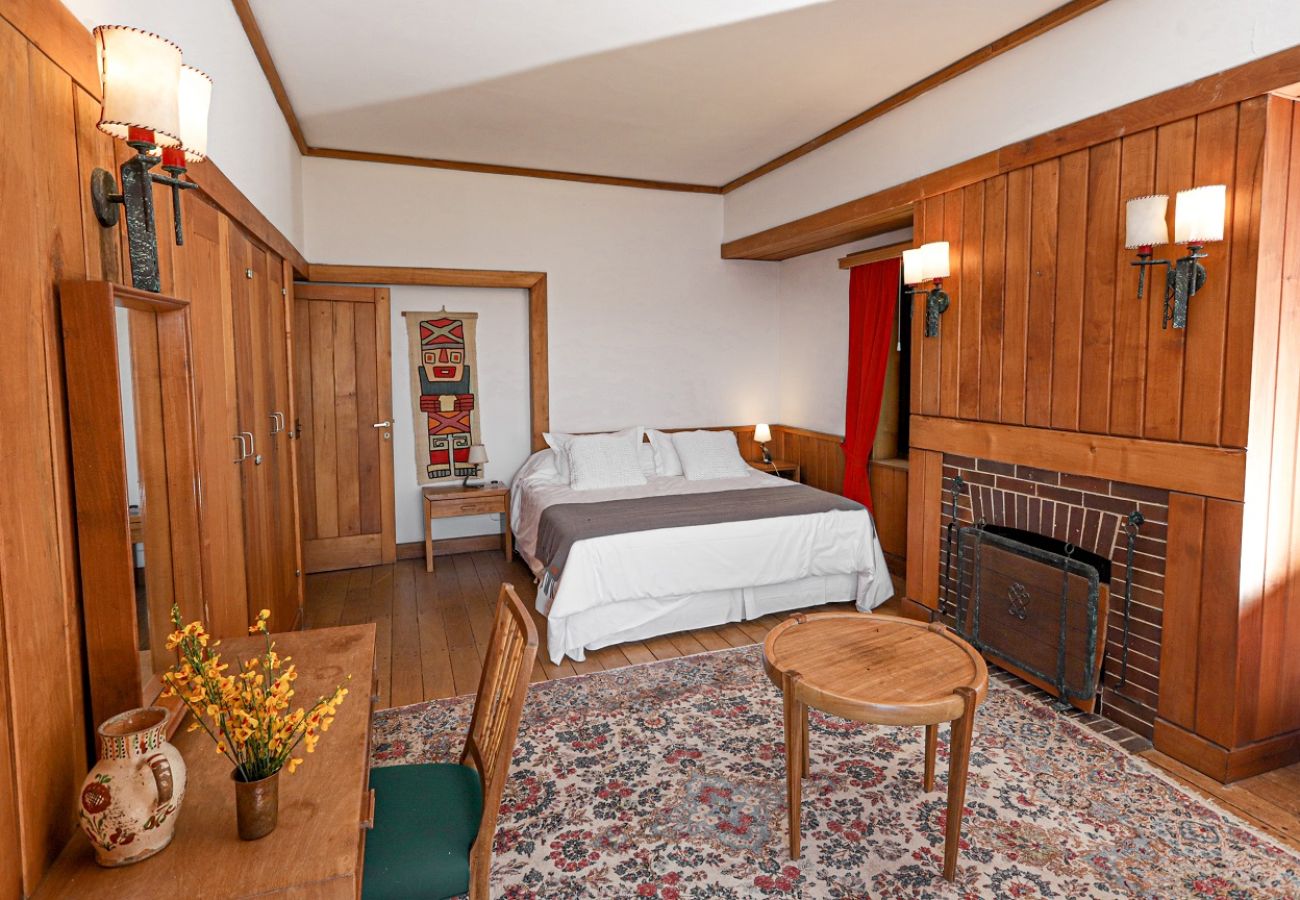 Casa en San Carlos de Bariloche - HUAPI32C Cálida casa con gran jardín en la costa del Lago Nahuel Huapi.