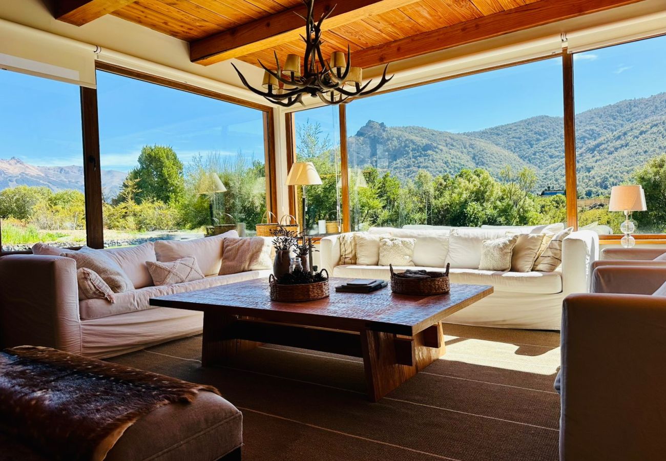 Casa en San Carlos de Bariloche - ARE11 INCREIBLE CASA EN ARELAUQUEN CON VISTAS A LOS CERROS CATEDRAL, OTTO Y VENTANA 