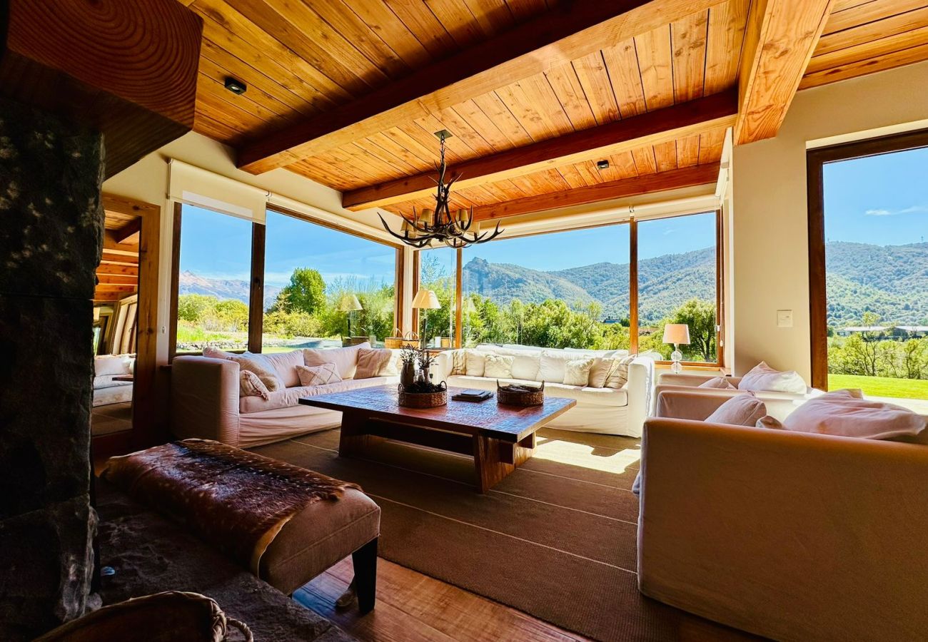 Casa en San Carlos de Bariloche - ARE11 INCREIBLE CASA EN ARELAUQUEN CON VISTAS A LOS CERROS CATEDRAL, OTTO Y VENTANA 