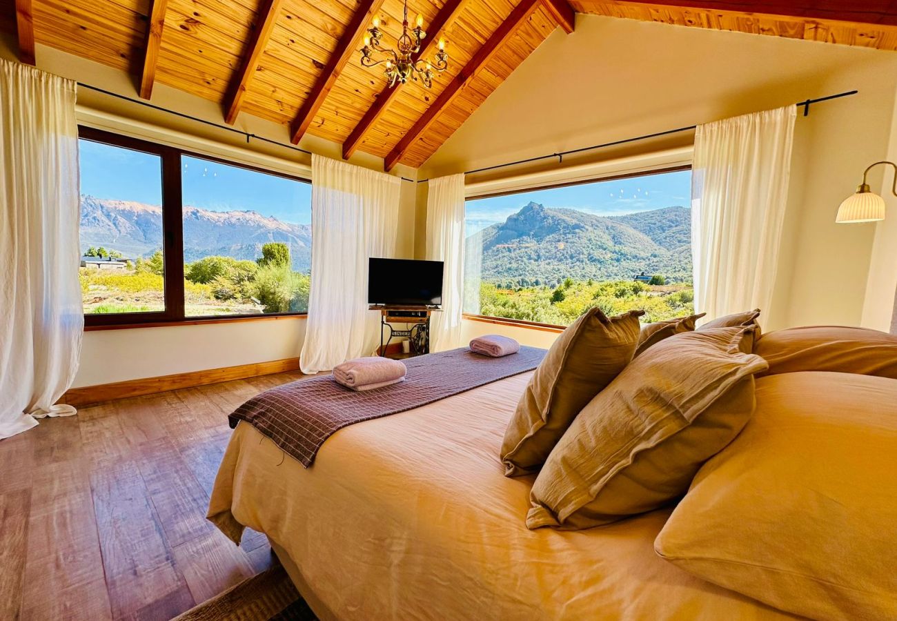 Casa en San Carlos de Bariloche - ARE11 INCREIBLE CASA EN ARELAUQUEN CON VISTAS A LOS CERROS CATEDRAL, OTTO Y VENTANA 