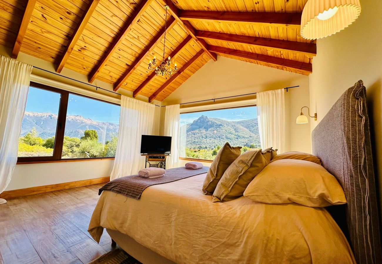 Casa en San Carlos de Bariloche - ARE11 INCREIBLE CASA EN ARELAUQUEN CON VISTAS A LOS CERROS CATEDRAL, OTTO Y VENTANA 
