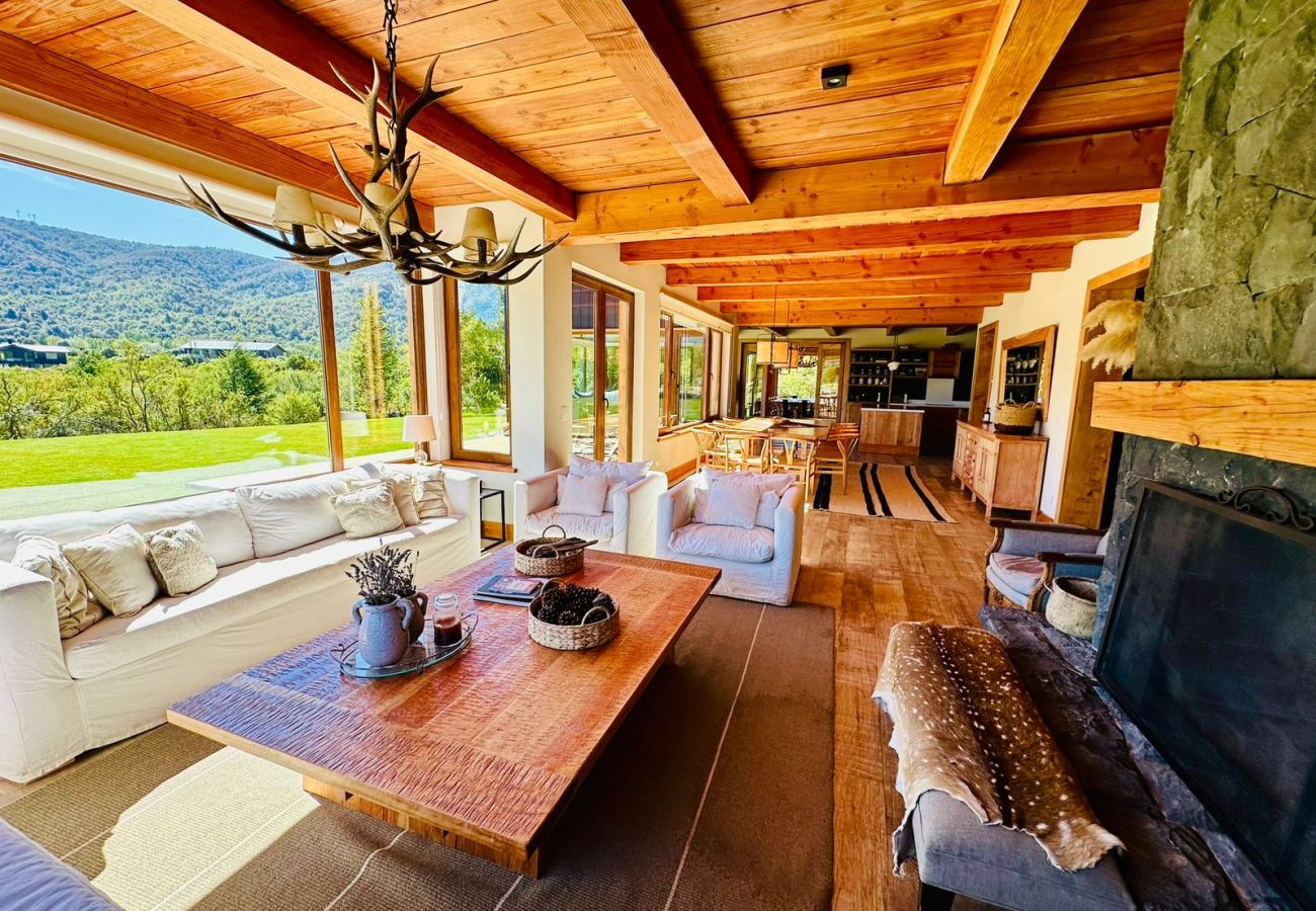Casa en San Carlos de Bariloche - ARE11 INCREIBLE CASA EN ARELAUQUEN CON VISTAS A LOS CERROS CATEDRAL, OTTO Y VENTANA 