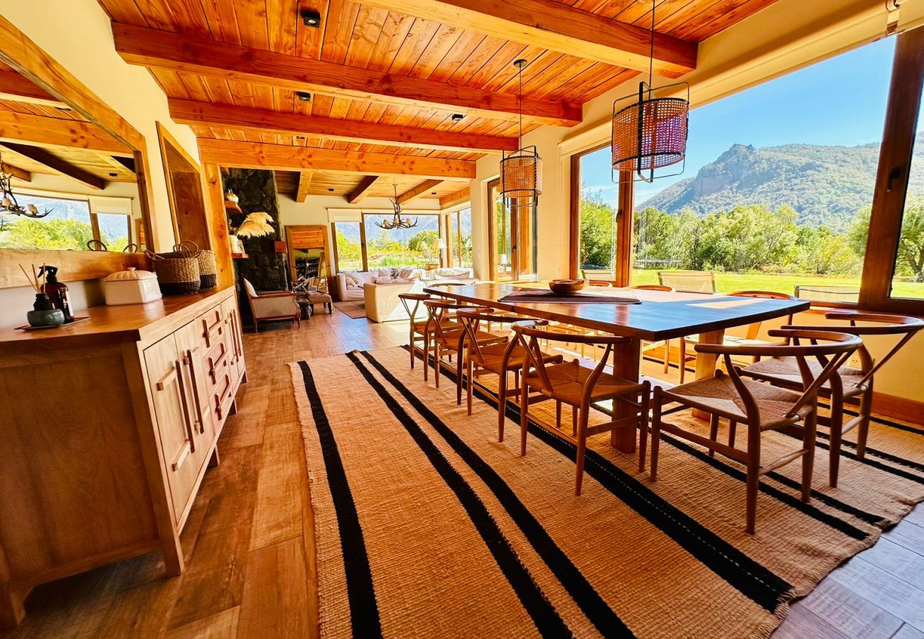 Casa en San Carlos de Bariloche - ARE11 INCREIBLE CASA EN ARELAUQUEN CON VISTAS A LOS CERROS CATEDRAL, OTTO Y VENTANA 