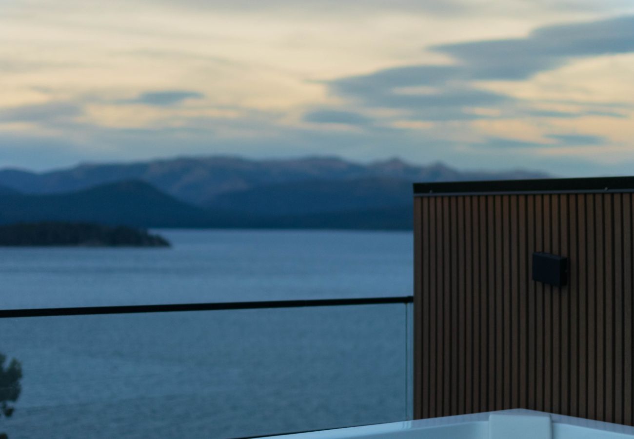 Apartamento en San Carlos de Bariloche - Huapi44C- Lujoso depto. con jacuzzi privado y pileta climatizada 