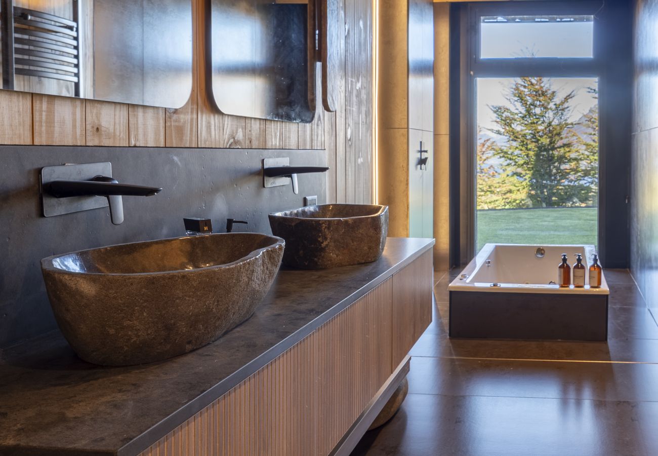 Casa en San Carlos de Bariloche - ARE68 Espectacular casona en arelauquen con vistas y jacuzzi 