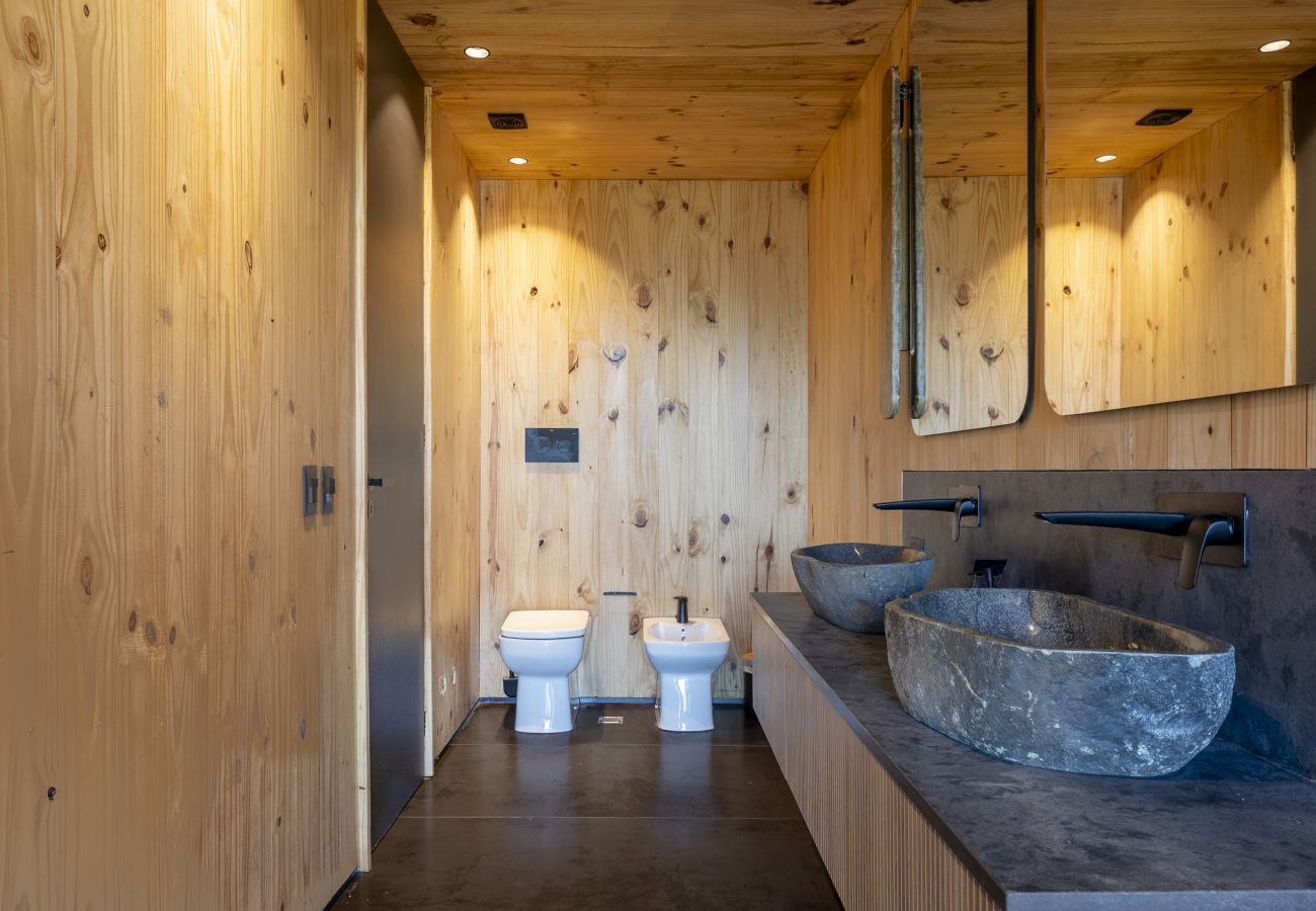 Casa en San Carlos de Bariloche - ARE68 Espectacular casona en arelauquen con vistas y jacuzzi 
