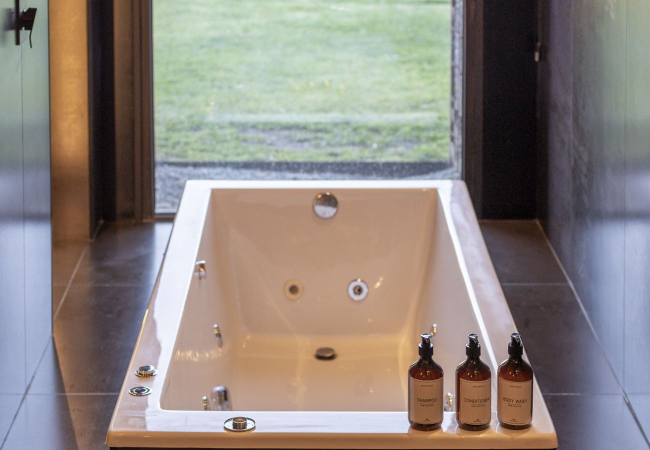 Casa en San Carlos de Bariloche - ARE68 Espectacular casona en arelauquen con vistas y jacuzzi 