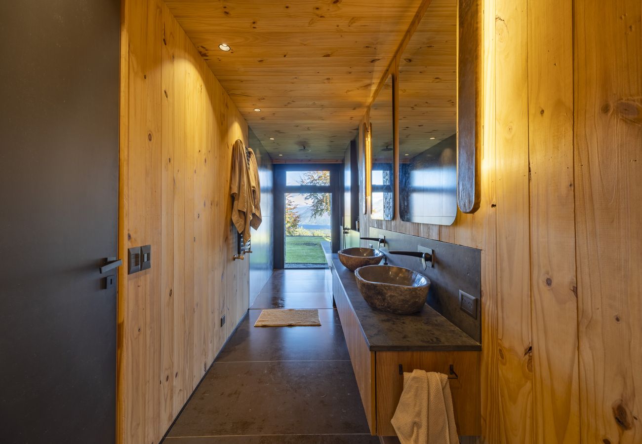 Casa en San Carlos de Bariloche - ARE68 Espectacular casona en arelauquen con vistas y jacuzzi 