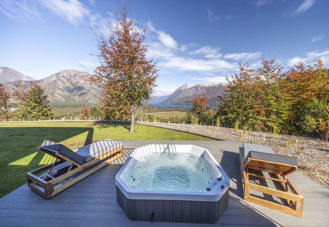Casa en San Carlos de Bariloche - ARE68 Espectacular casona en arelauquen con vistas y jacuzzi 