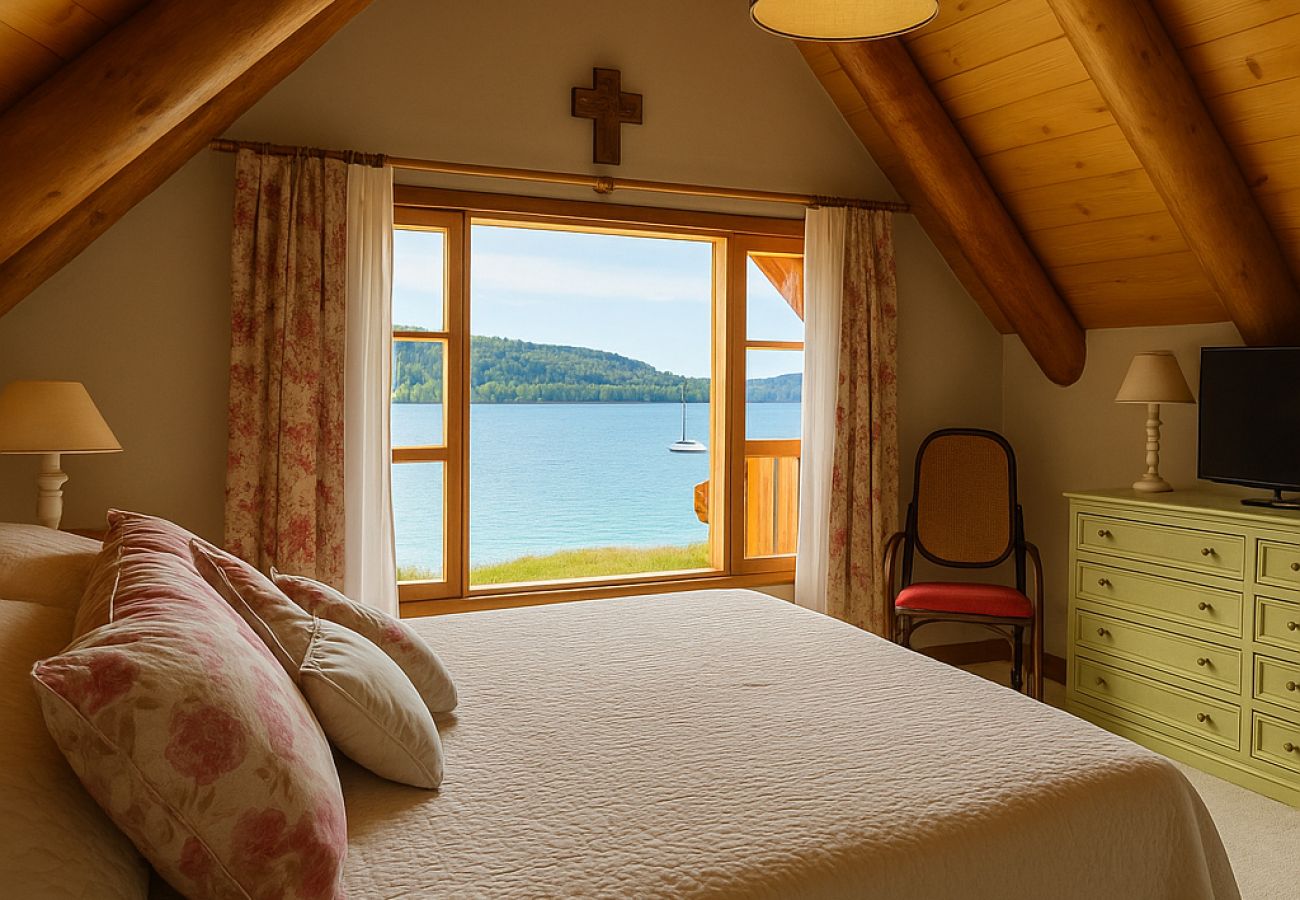 Casa em San Carlos de Bariloche - HUAPI17 Casa espetacular com amplo jardim e costa com cais sobre o Lago Nahuel Huapi