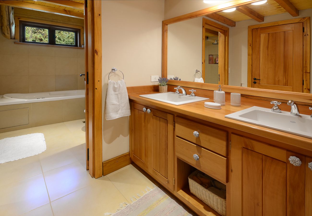 Casa em San Carlos de Bariloche - HUAPI17 Casa espetacular com amplo jardim e costa com cais sobre o Lago Nahuel Huapi