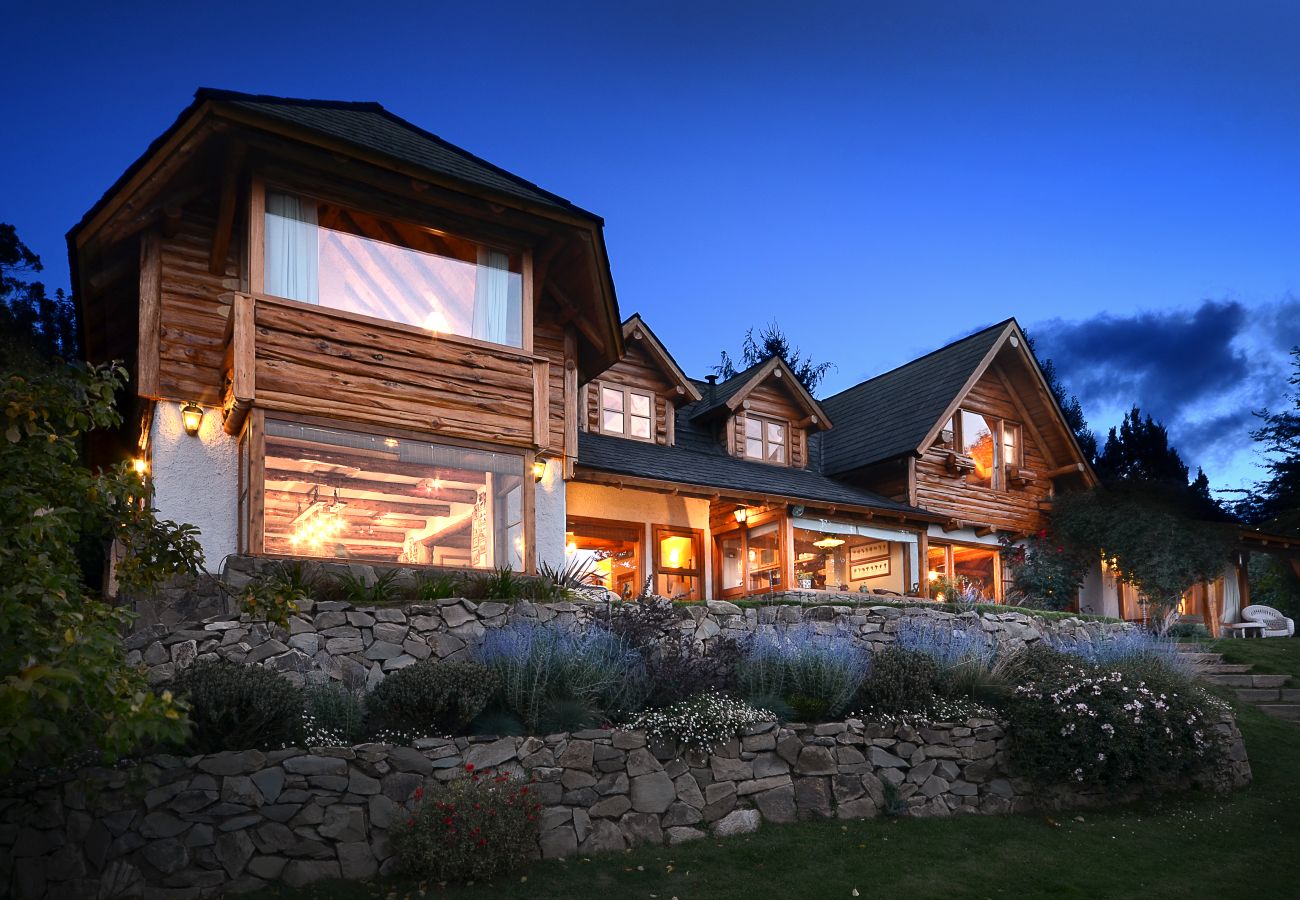 Casa em San Carlos de Bariloche - HUAPI17 Casa espetacular com amplo jardim e costa com cais sobre o Lago Nahuel Huapi