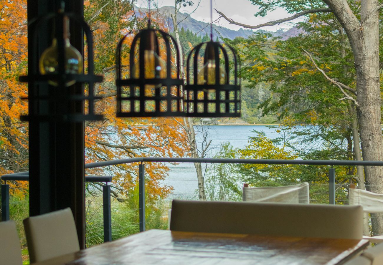 Casa em San Carlos de Bariloche - MORE25 Espetacular casa moderna, com beira de lago e piscina aquecida