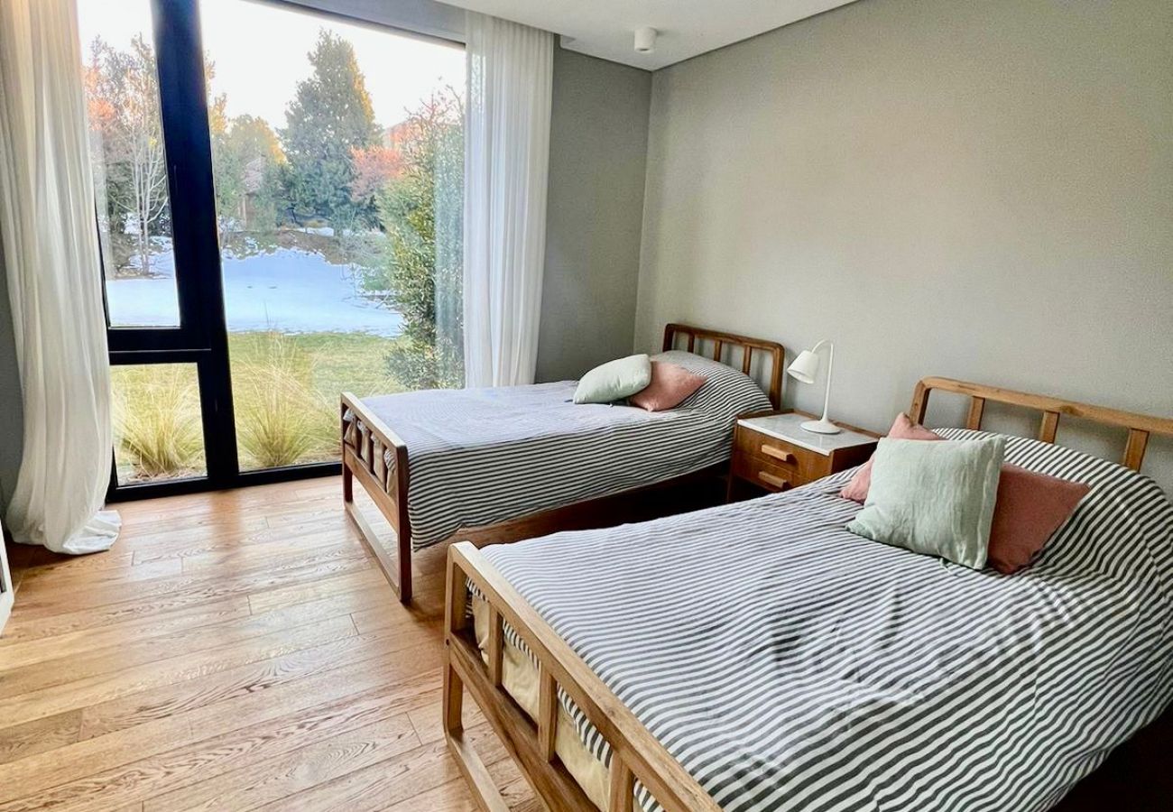 Casa em San Carlos de Bariloche - ARE42 -CASA MODERNA E ESPAÇOSA EM ARELAUQUEN