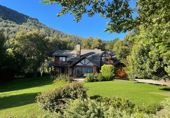 Casa em San Carlos de Bariloche - ARE26 CASA CONFORTÁVEL COM VISTA PARA O LAGO E MUITO PERTO DA PARTIDA DE GOLFE