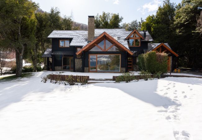 Casa em San Carlos de Bariloche - ARE26 CASA CONFORTÁVEL COM VISTA PARA O LAGO E MUITO PERTO DA PARTIDA DE GOLFE