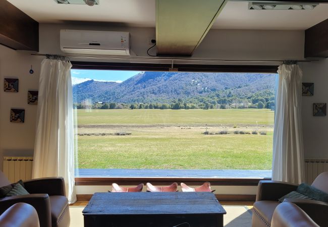 Apartamento em San Carlos de Bariloche - ARE10 - APARTAMENTO QUENTE E CONFORTÁVEL COM VISTA PARA A MONTANHA E SAÍDA DIRETA PARA O CAMPO DE POLO