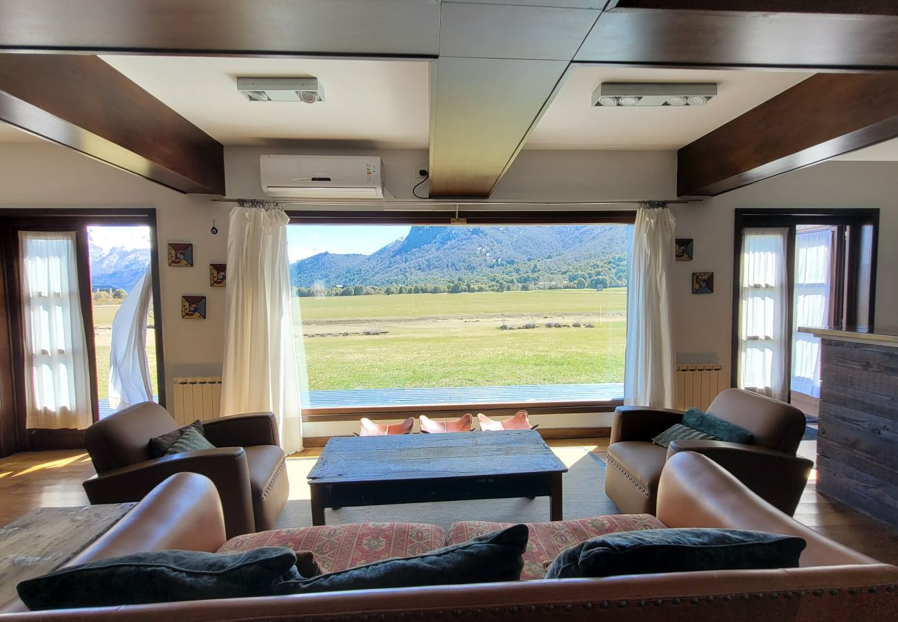 Apartamento em San Carlos de Bariloche - ARE10 - APARTAMENTO QUENTE E CONFORTÁVEL COM VISTA PARA A MONTANHA E SAÍDA DIRETA PARA O CAMPO DE POLO