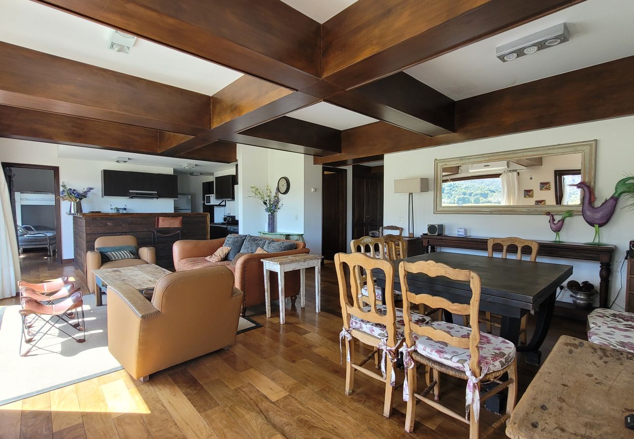 Apartamento em San Carlos de Bariloche - ARE10 - APARTAMENTO QUENTE E CONFORTÁVEL COM VISTA PARA A MONTANHA E SAÍDA DIRETA PARA O CAMPO DE POLO