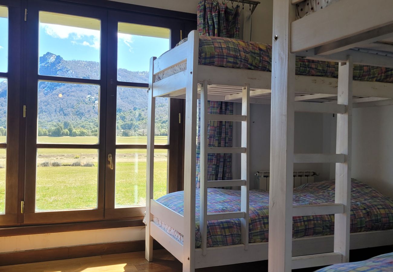 Apartamento em San Carlos de Bariloche - ARE10 - APARTAMENTO QUENTE E CONFORTÁVEL COM VISTA PARA A MONTANHA E SAÍDA DIRETA PARA O CAMPO DE POLO