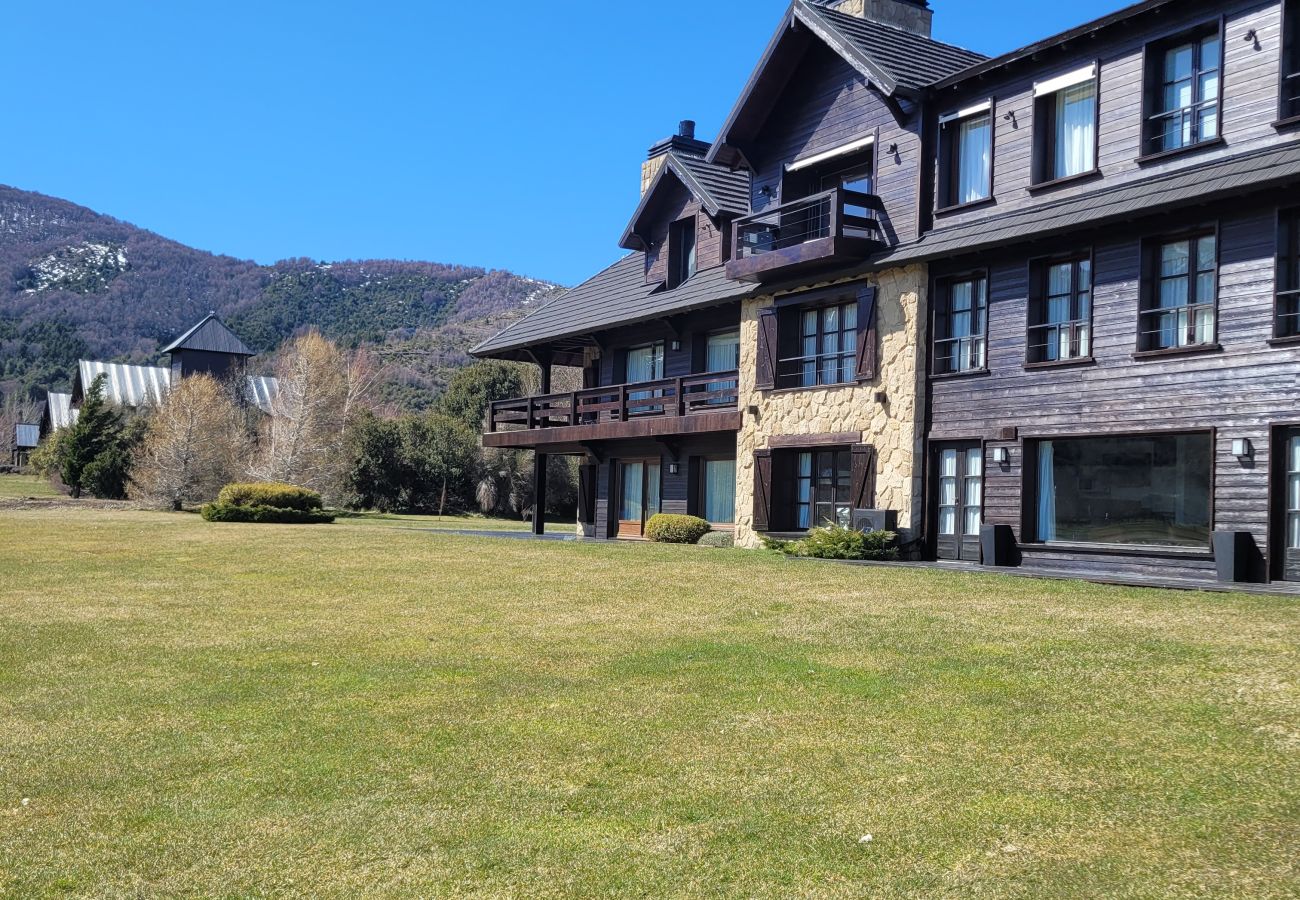 Apartamento em San Carlos de Bariloche - ARE10 - APARTAMENTO QUENTE E CONFORTÁVEL COM VISTA PARA A MONTANHA E SAÍDA DIRETA PARA O CAMPO DE POLO