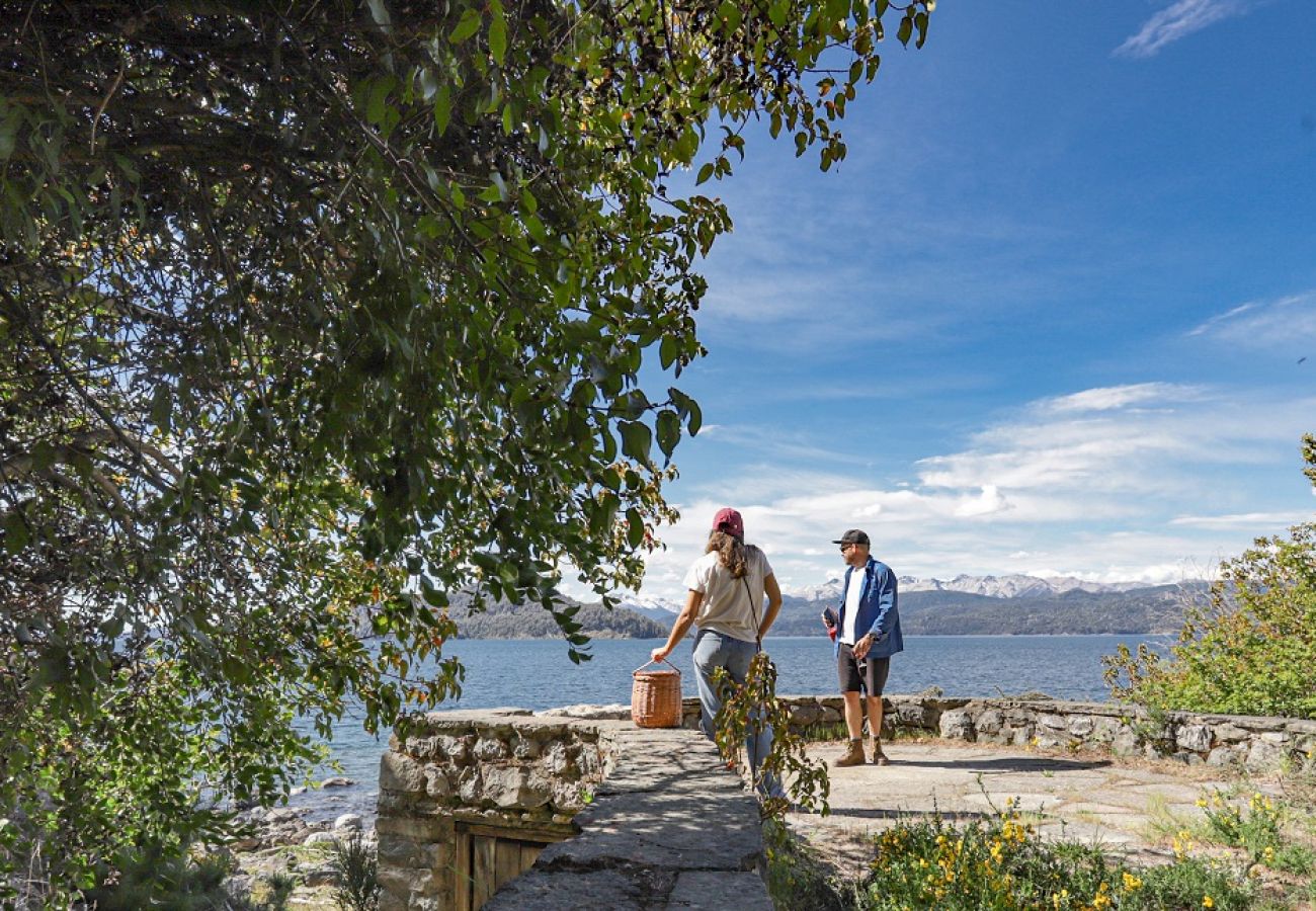 Casa em San Carlos de Bariloche - HUAPI32C  Casa aconchegante com amplo jardim às margens do Lago Nahuel Huapi.
