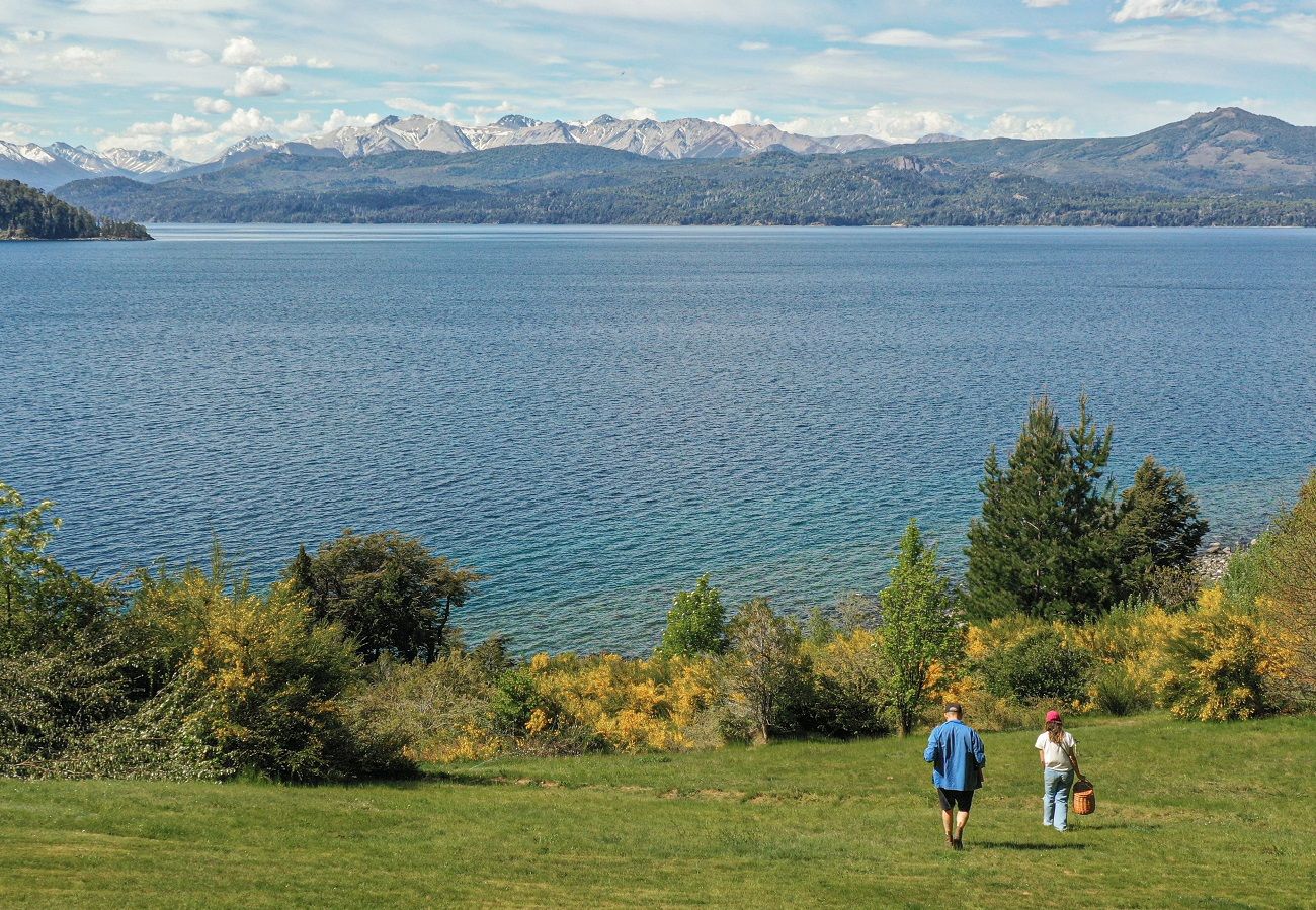 Casa em San Carlos de Bariloche - HUAPI32C  Casa aconchegante com amplo jardim às margens do Lago Nahuel Huapi.