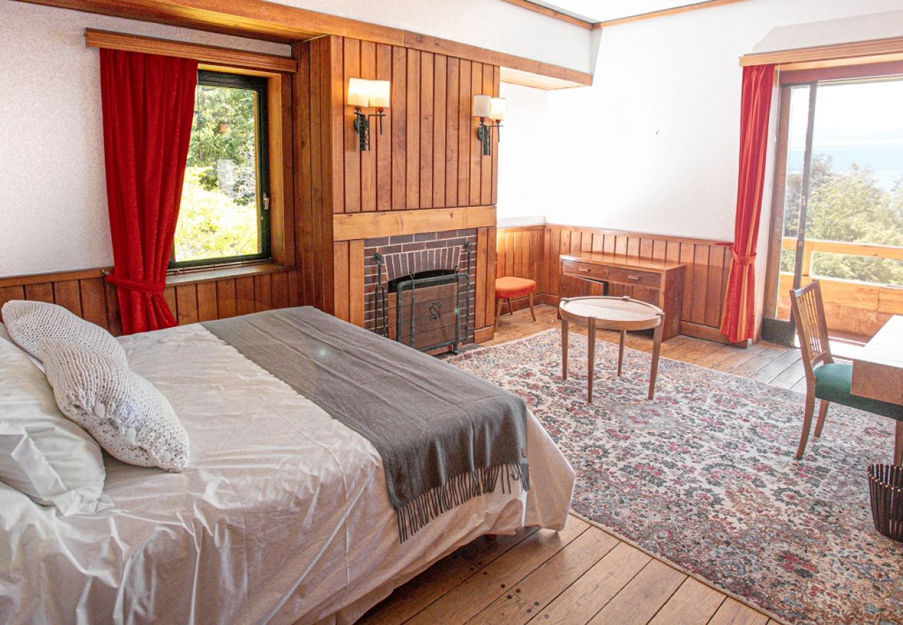 Casa em San Carlos de Bariloche - HUAPI32C  Casa aconchegante com amplo jardim às margens do Lago Nahuel Huapi.