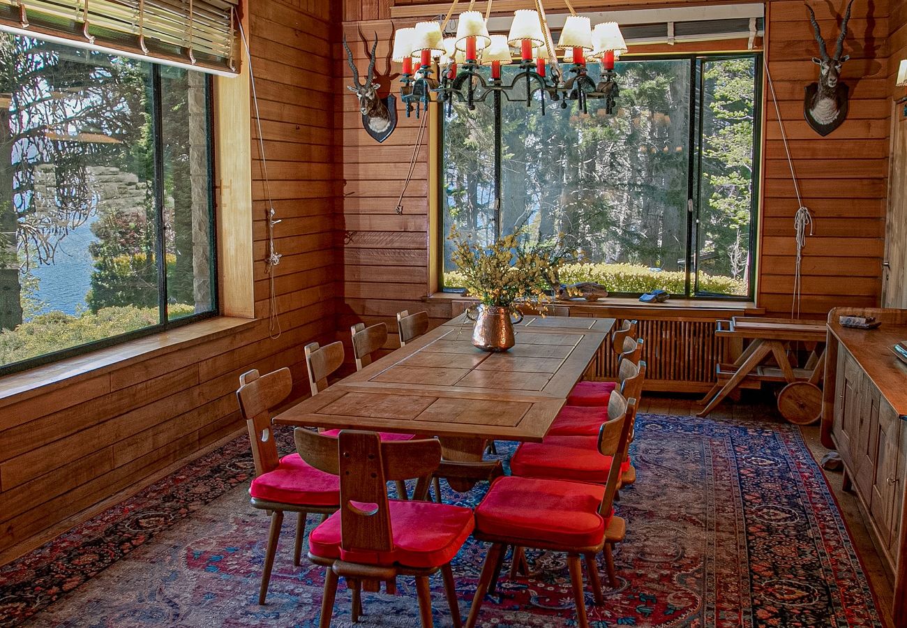 Casa em San Carlos de Bariloche - HUAPI32C  Casa aconchegante com amplo jardim às margens do Lago Nahuel Huapi.