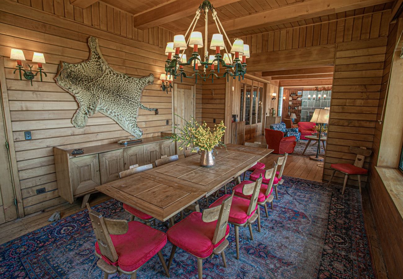 Casa em San Carlos de Bariloche - HUAPI32C  Casa aconchegante com amplo jardim às margens do Lago Nahuel Huapi.