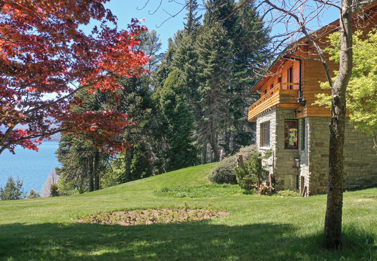 Casa em San Carlos de Bariloche - HUAPI32C  Casa aconchegante com amplo jardim às margens do Lago Nahuel Huapi.