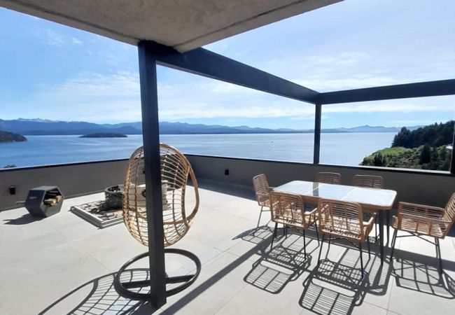 Apartamento em San Carlos de Bariloche - HUAPI50 Jacuzzi e churrasqueira privativos com uma vista deslumbrante para o lago