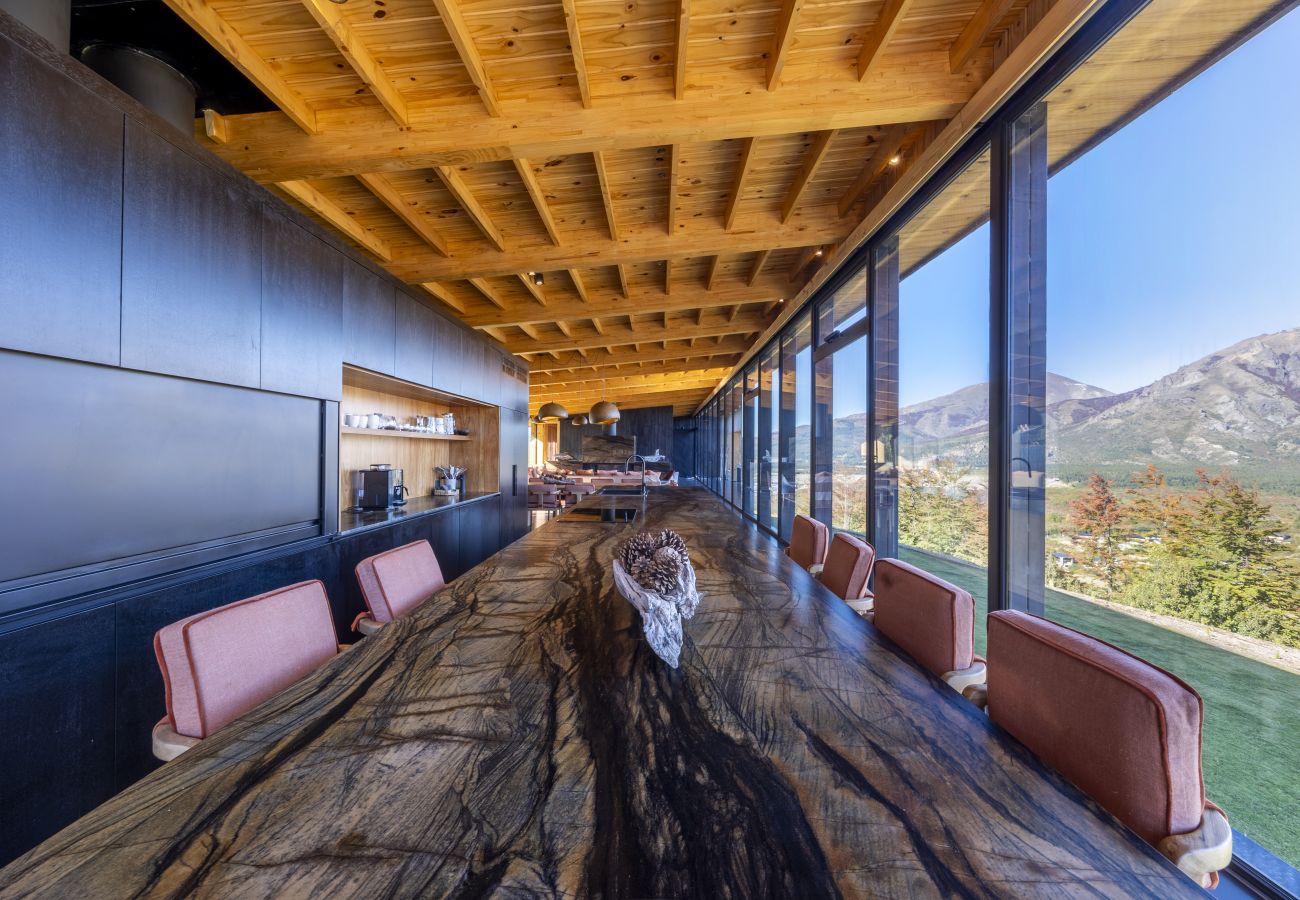 Casa em San Carlos de Bariloche - ARE68 Mansão espetacular em Arelauquén com vista panorâmica e jacuzzi.
