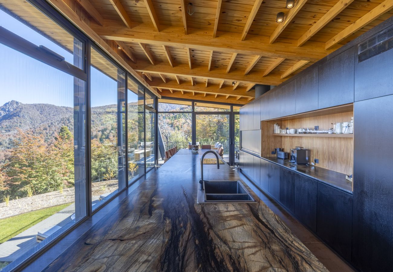 Casa em San Carlos de Bariloche - ARE68 Mansão espetacular em Arelauquén com vista panorâmica e jacuzzi.