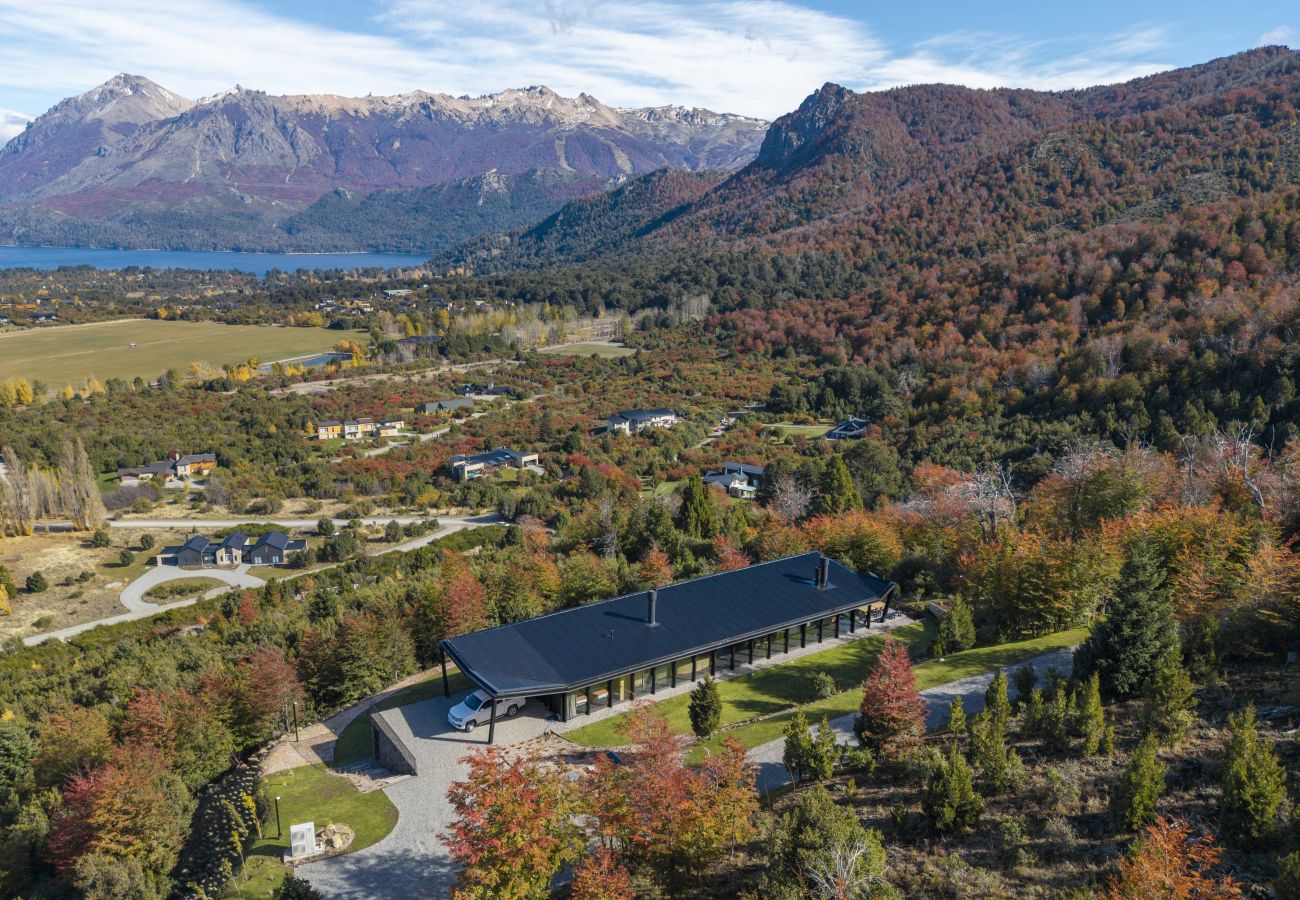 Casa em San Carlos de Bariloche - ARE68 Mansão espetacular em Arelauquén com vista panorâmica e jacuzzi.
