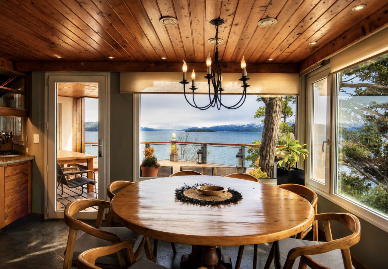House in San Carlos de Bariloche - H05 - Luxury Mountain House with Pool and Private Lakefront
