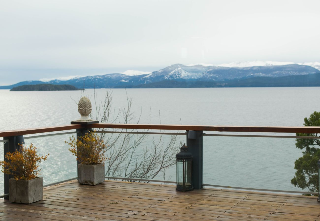 House in San Carlos de Bariloche - H05 - Luxury Mountain House with Pool and Private Lakefront