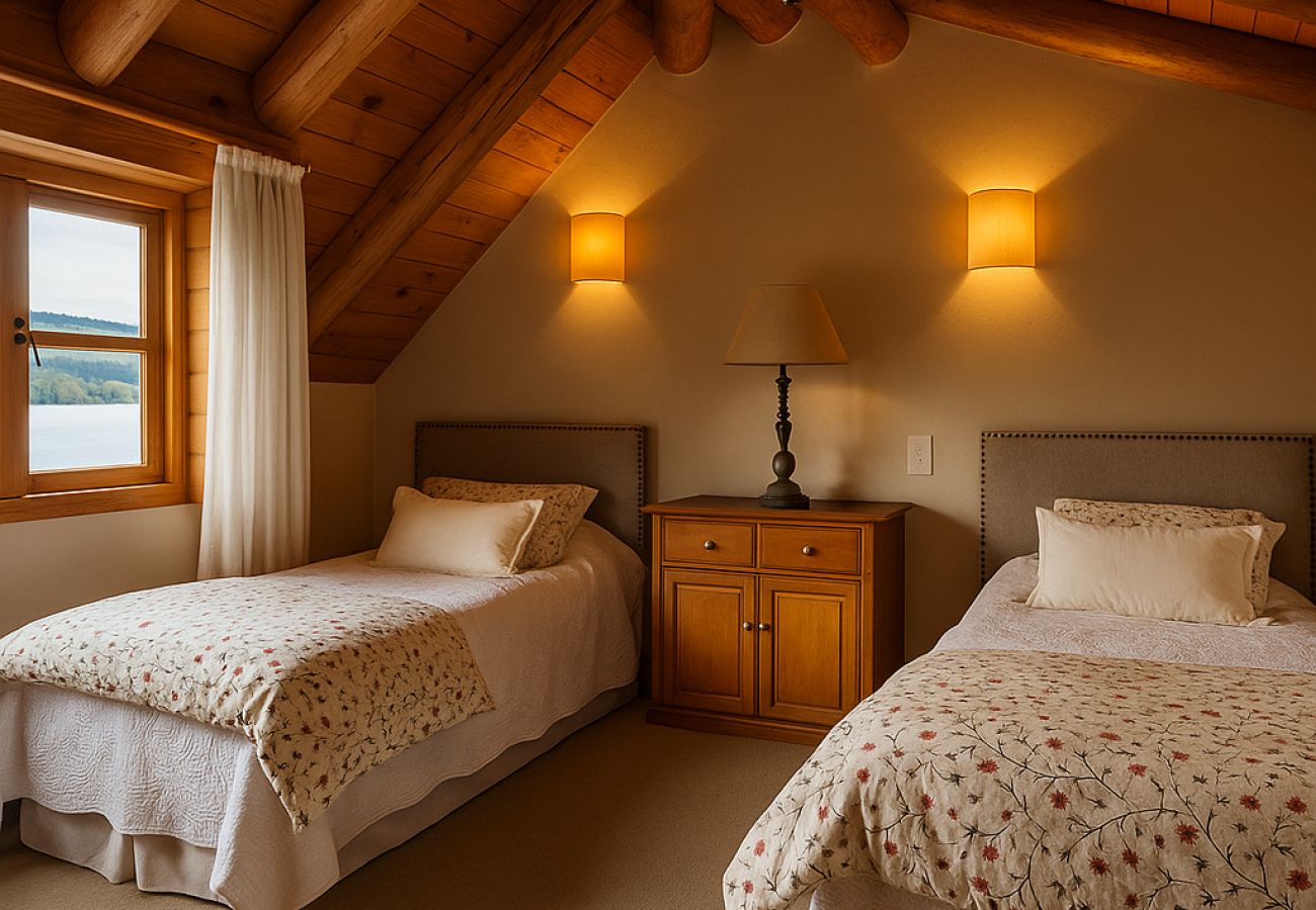 House in San Carlos de Bariloche - HUAPI17 Spectacular house with large garden and coast with dock over Lake Nahuel Huapi